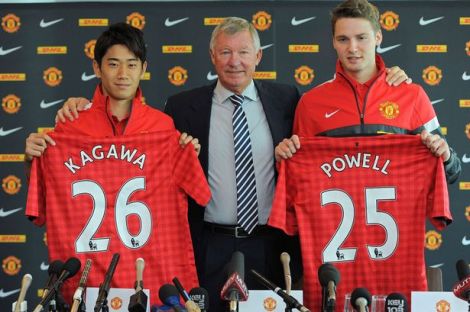 Manchester United's new signing Japanese midfielder Shinji Kagawa (L) attends a press conference with Manchester United manager Alex Ferguso-1140636